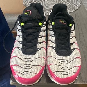 Selling a pair of men white, pink and black Nike Air Max